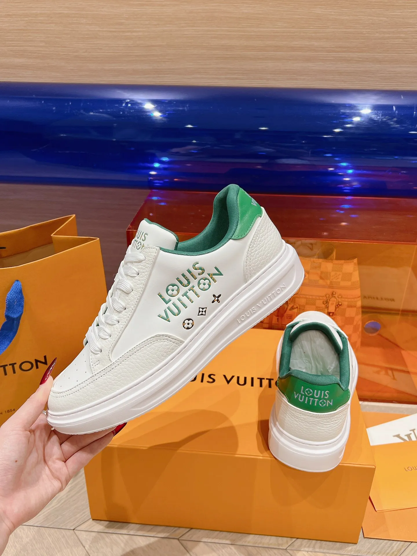 👟👟Ex-factory price 680👟👟 LV 2024 new height-increasing white shoes, color matching and leather craftsmanship, 3D logo embossing technology on the heel to increase the three-dimensional effect, pebbled cowhide, PU foam outsole! Super lightweight! Your feet won’t get tired from walking.  Code number: 37-45
